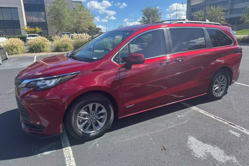 2021 Toyota Sienna LE photo 1