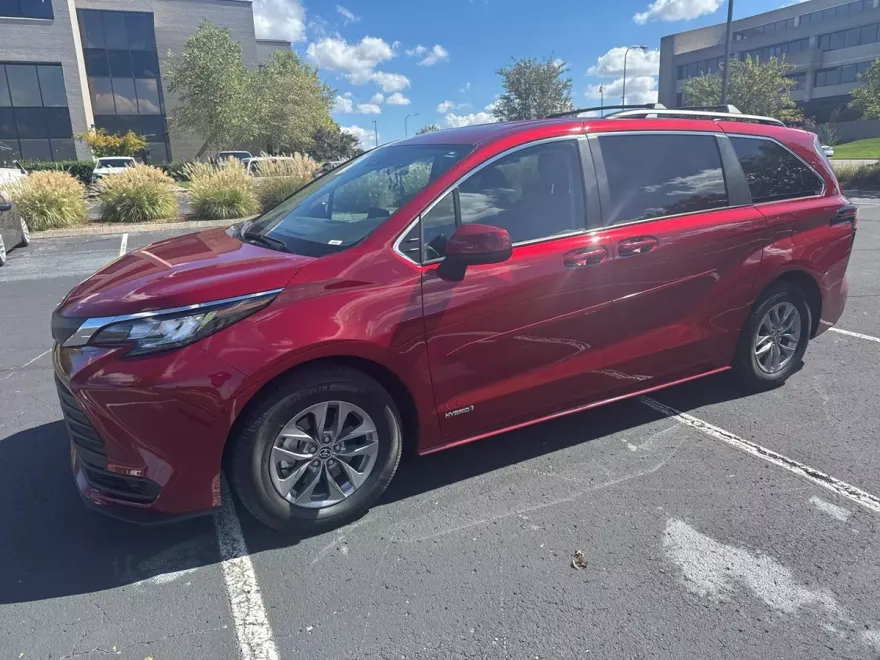2021 Toyota Sienna LE photo 1
