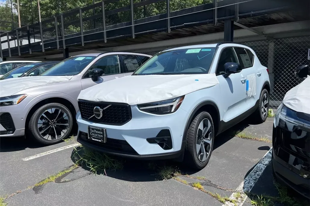2026 Volvo XC40 Plus photo 1