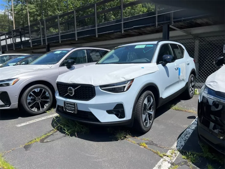 2026 Volvo XC40 Plus photo 1