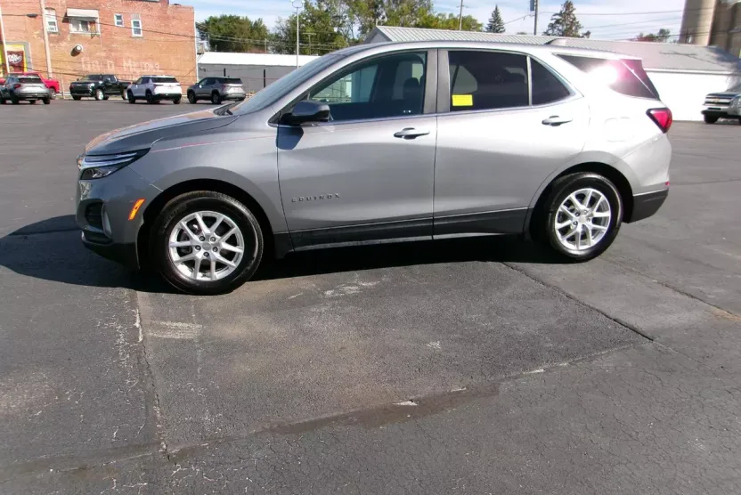 2024 Chevrolet Equinox LT photo 1