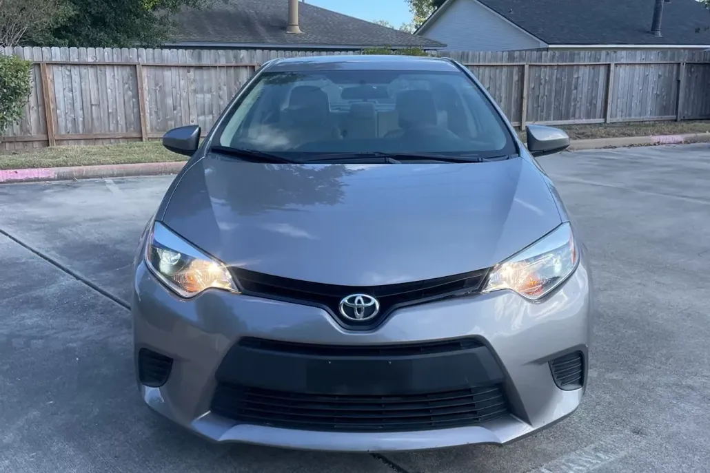 2014 Toyota Corolla LE photo 1