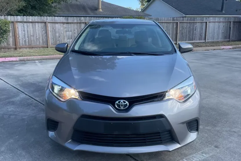 2014 Toyota Corolla LE photo 1