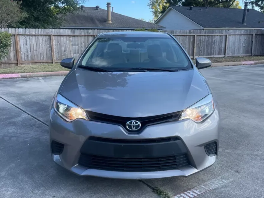 2014 Toyota Corolla LE photo 1