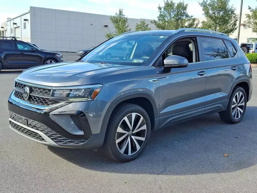 2022 Volkswagen Taos SE photo 1