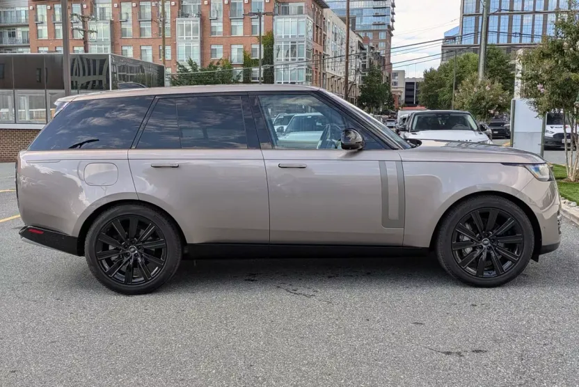 2023 Land Rover Range Rover SE photo 1