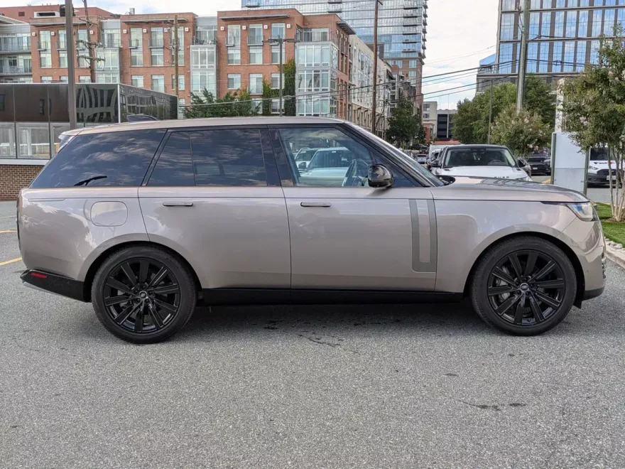 2023 Land Rover Range Rover SE photo 1