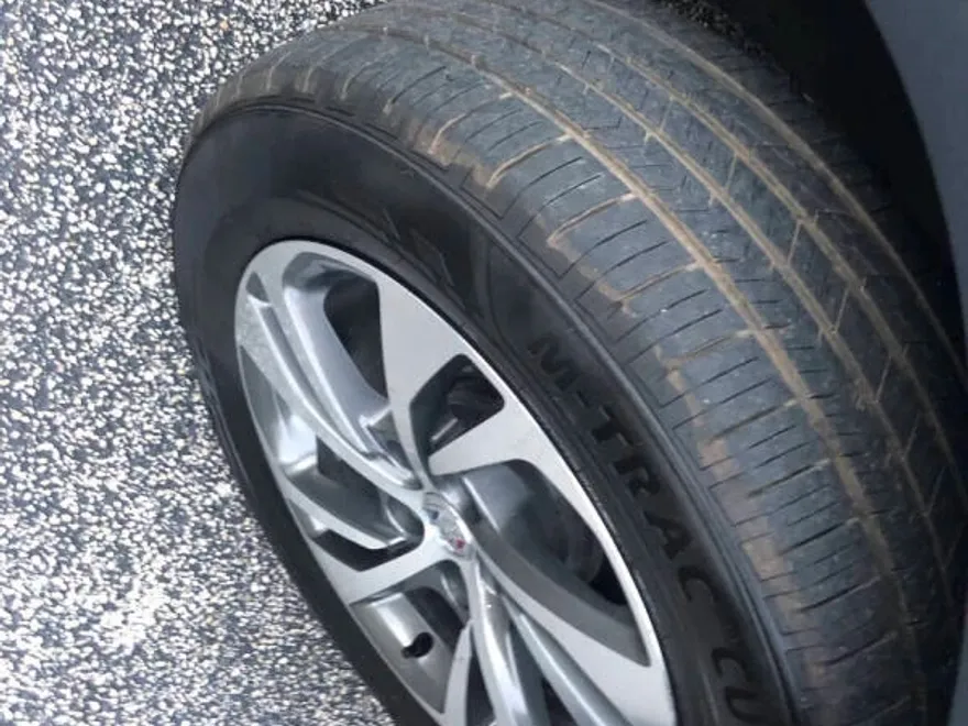 2023 Buick Envision Essence photo 1