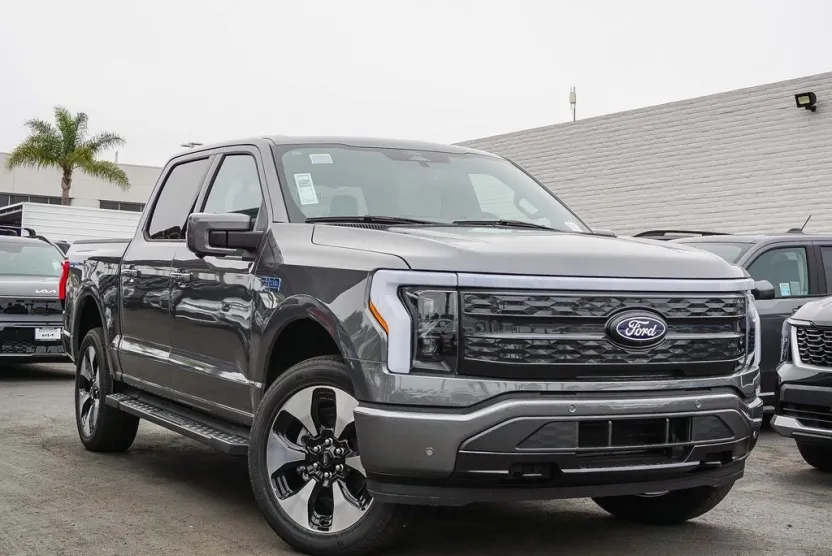 2025 Ford F-150 Lightning Platinum photo 1