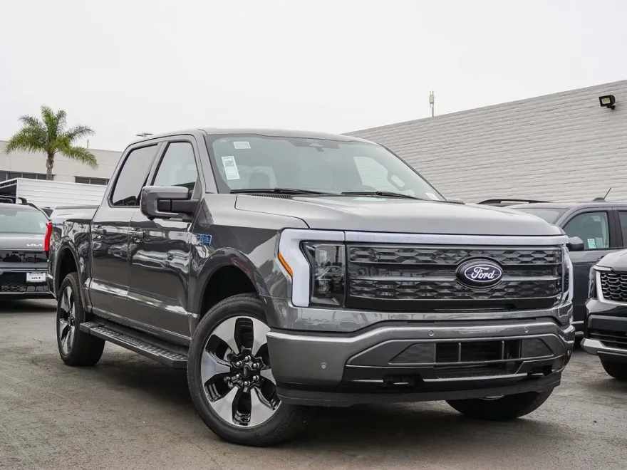 2025 Ford F-150 Lightning Platinum photo 1