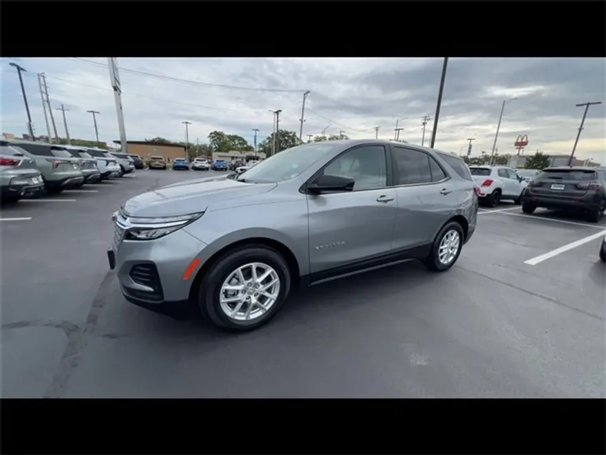 2023 Chevrolet Equinox LS photo 1