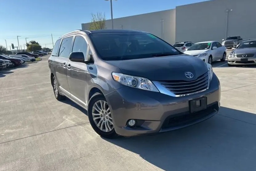 2017 Toyota Sienna Limited XLE Premium photo 1