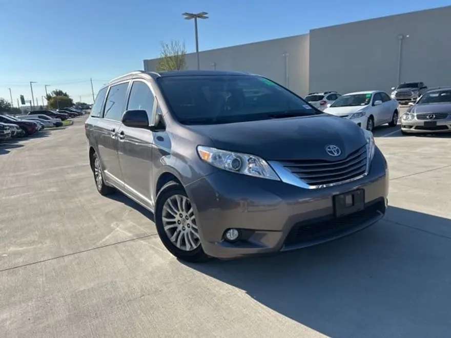 2017 Toyota Sienna Limited XLE Premium photo 1