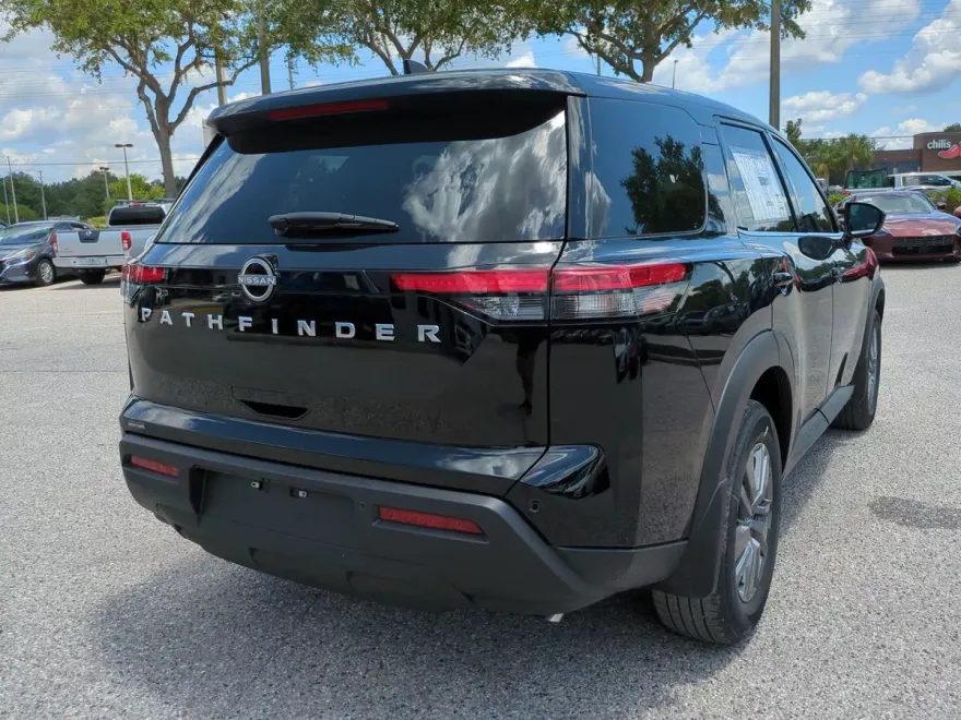 2025 Nissan Pathfinder SL photo 1