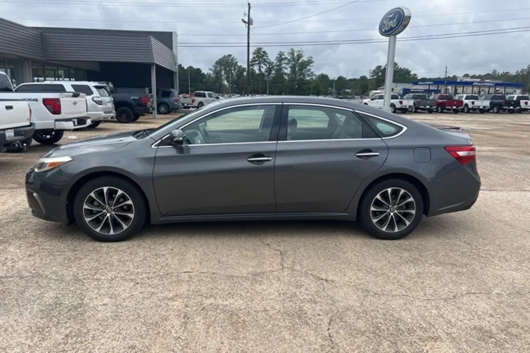 2016 Toyota Avalon Limited photo 1