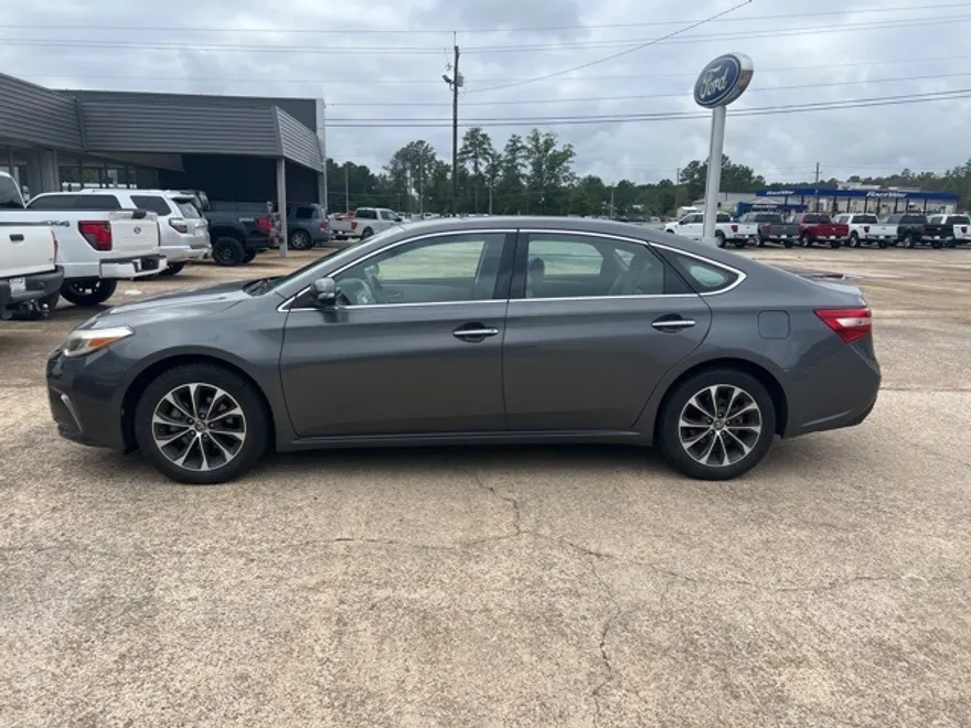 2016 Toyota Avalon Limited photo 1
