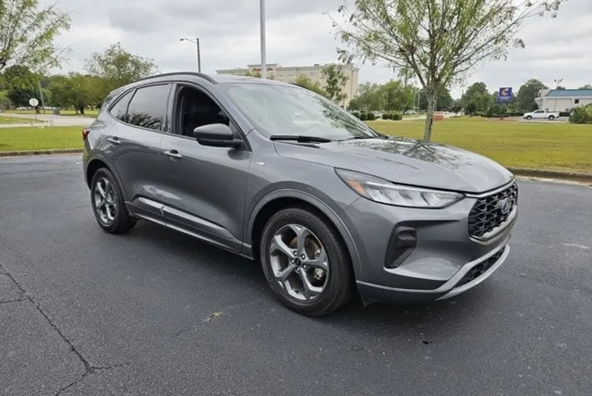 2023 Ford Escape ST-Line photo 1