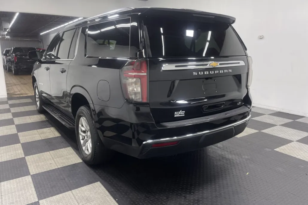 2023 Chevrolet Suburban LT photo 1