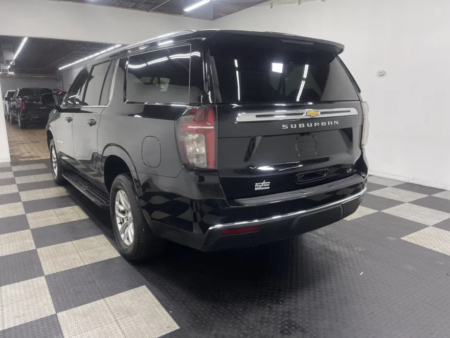 2023 Chevrolet Suburban LT photo 1