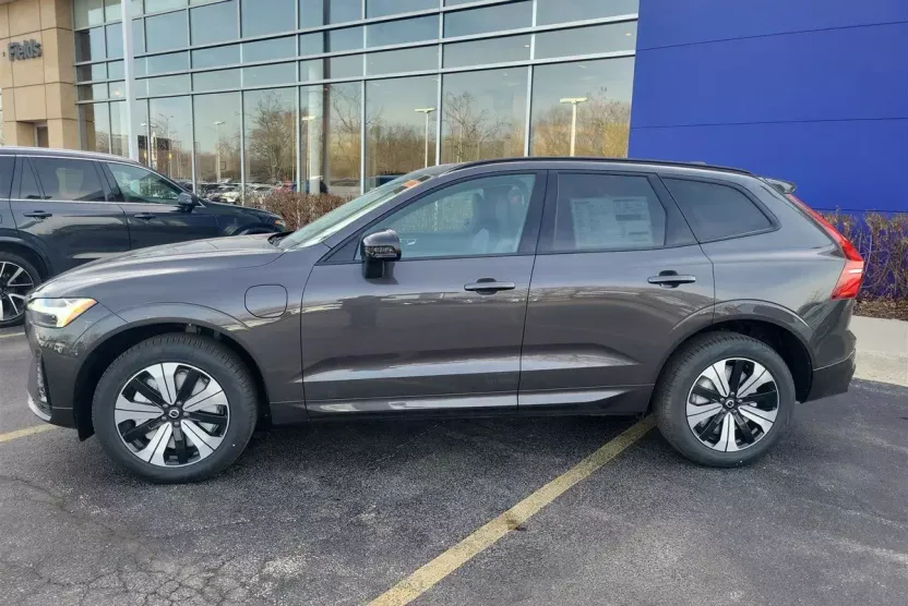 2025 Volvo XC60 Hybrid T8 Core photo 1