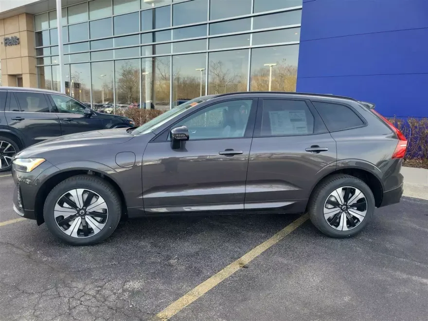 2025 Volvo XC60 Hybrid T8 Core photo 1