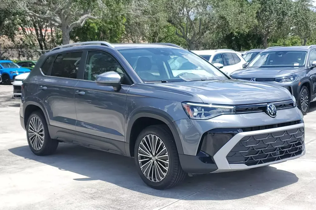 2025 Volkswagen Taos SE photo 1