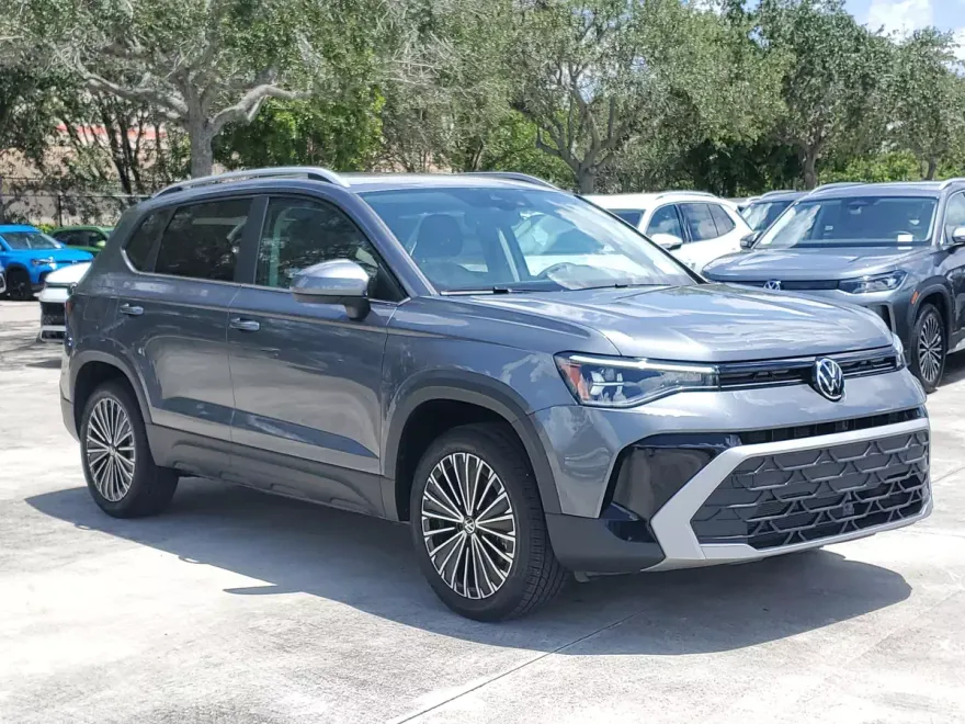 2025 Volkswagen Taos SE photo 1