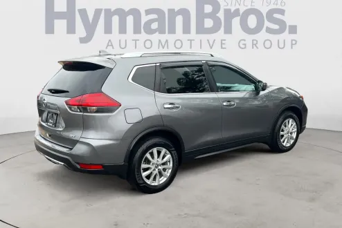 2017 Nissan Rogue SV photo 2