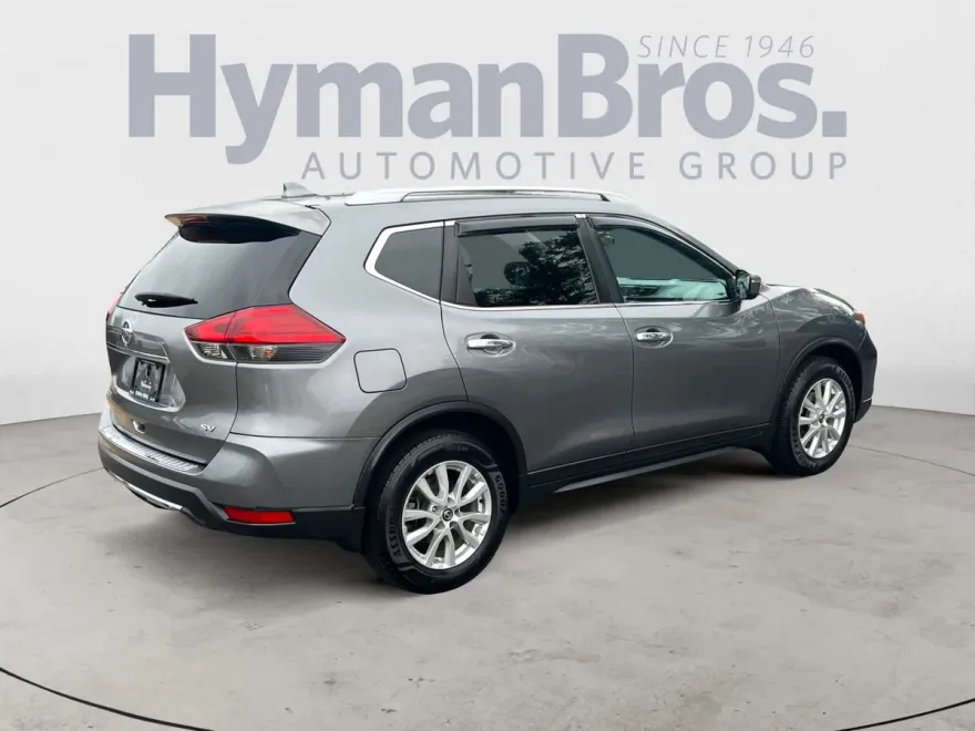 2017 Nissan Rogue SV photo 2
