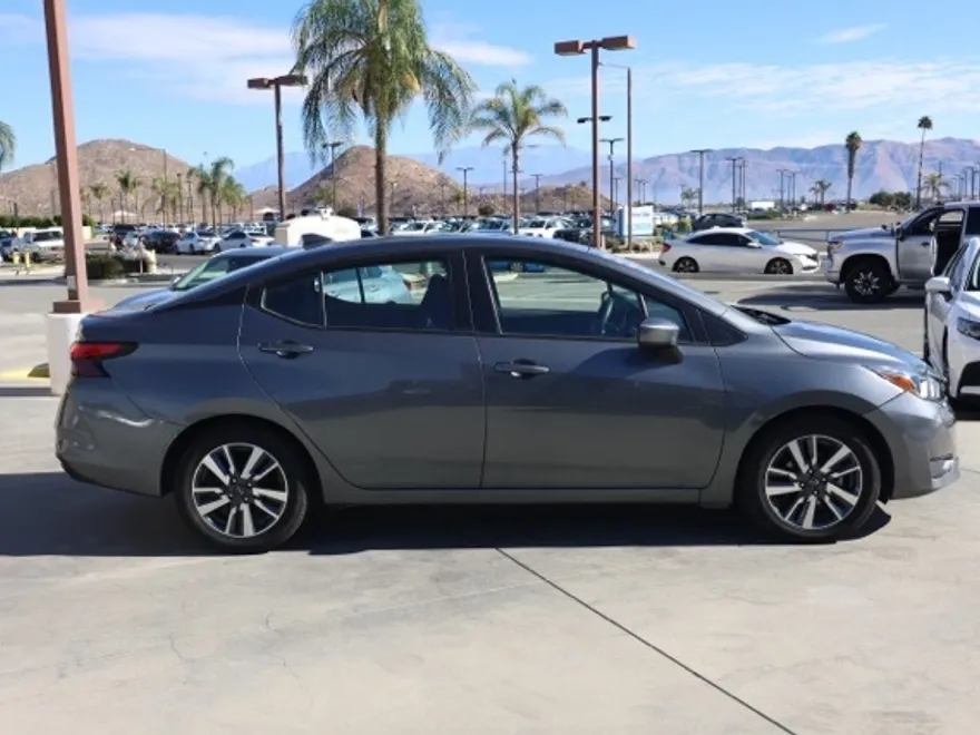 2023 Nissan Versa 1.6 SV photo 1