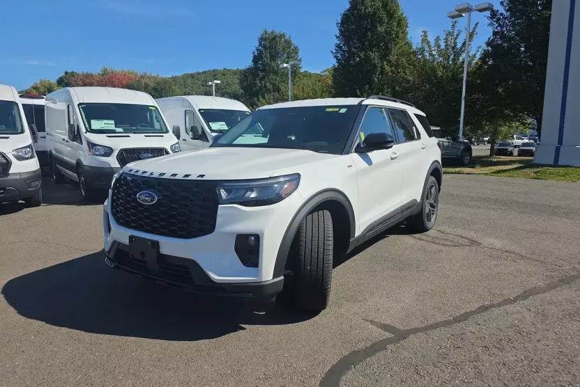 2025 Ford Explorer ST-Line photo 1