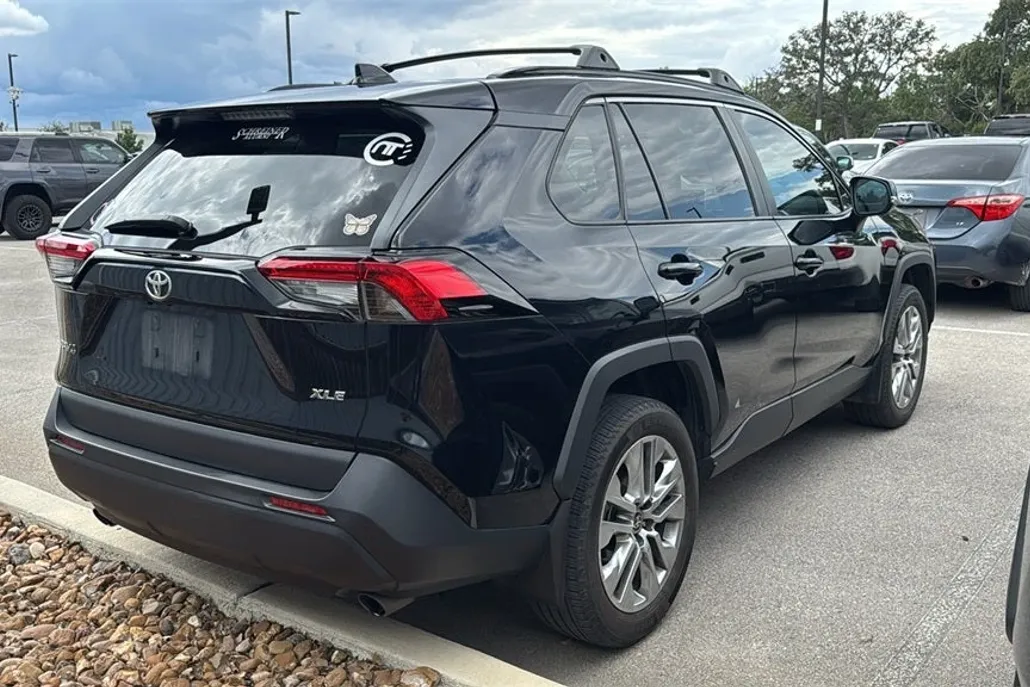 2023 Toyota RAV4 XLE Premium photo 1