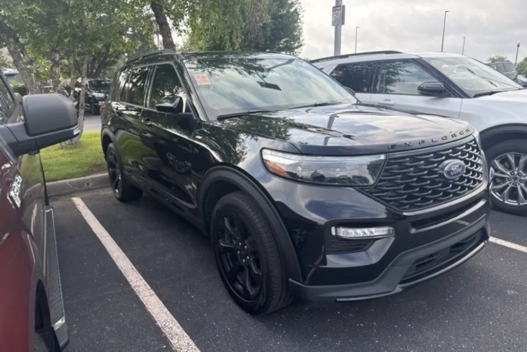 2023 Ford Explorer ST-Line photo 1