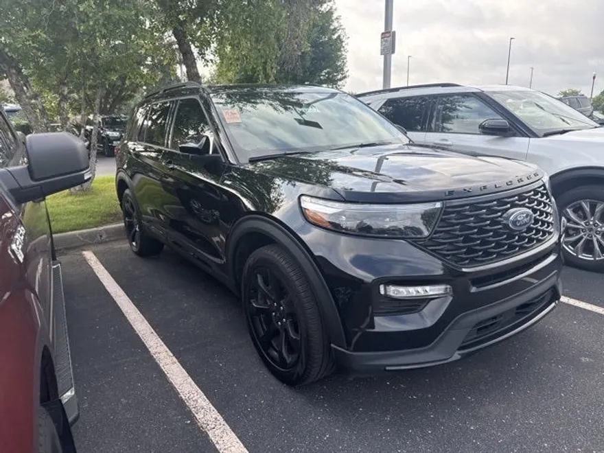 2023 Ford Explorer ST-Line photo 1