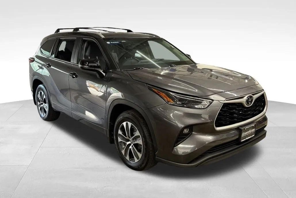 2024 Toyota Highlander XLE photo 1