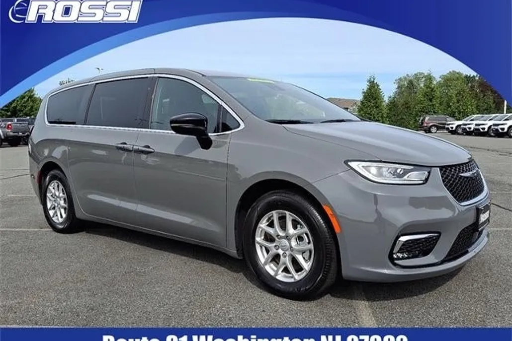 2025 Chrysler Pacifica photo 1
