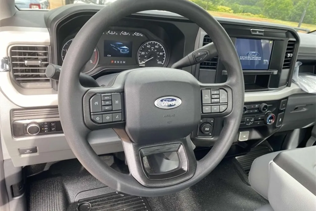 2025 Ford F-550 photo 1