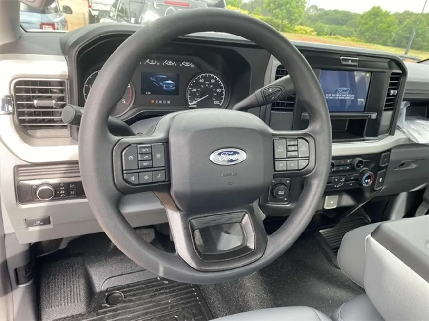 2025 Ford F-550 photo 1
