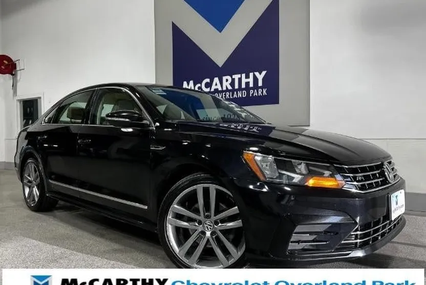2017 Volkswagen Passat R-Line photo 1