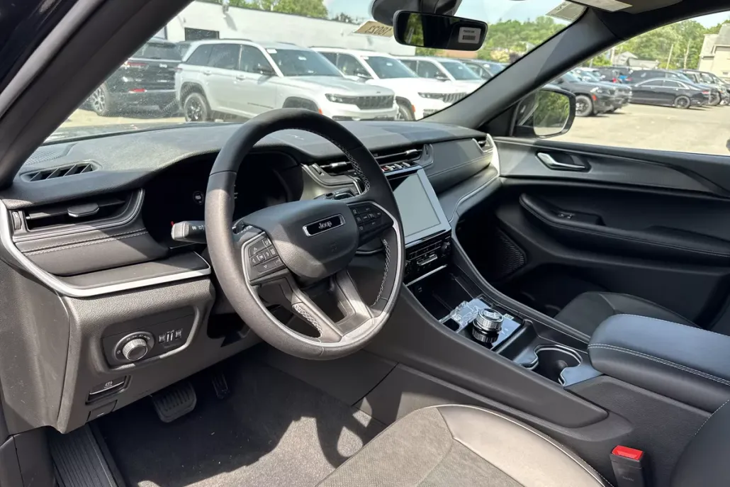2025 Jeep Grand Cherokee Altitude photo 1