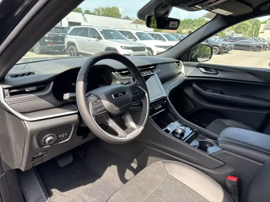 2025 Jeep Grand Cherokee Altitude photo 1