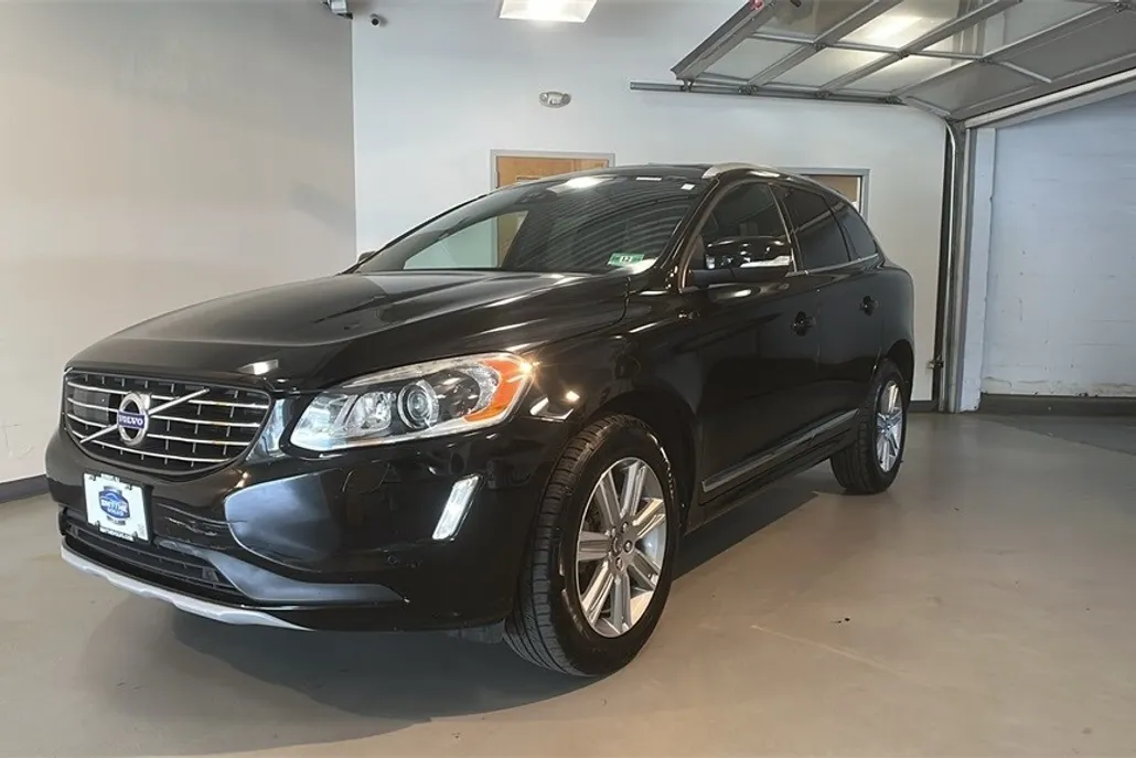 2016 Volvo XC60 T6 Drive-E Platinum photo 1