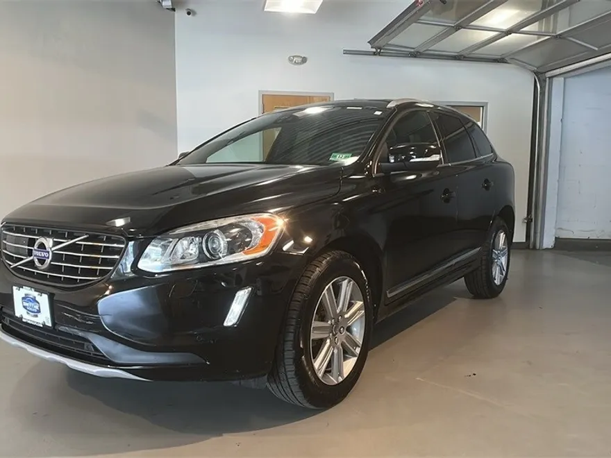 2016 Volvo XC60 T6 Drive-E Platinum photo 1