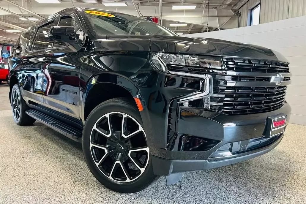 2023 Chevrolet Suburban 1500 RST photo 1