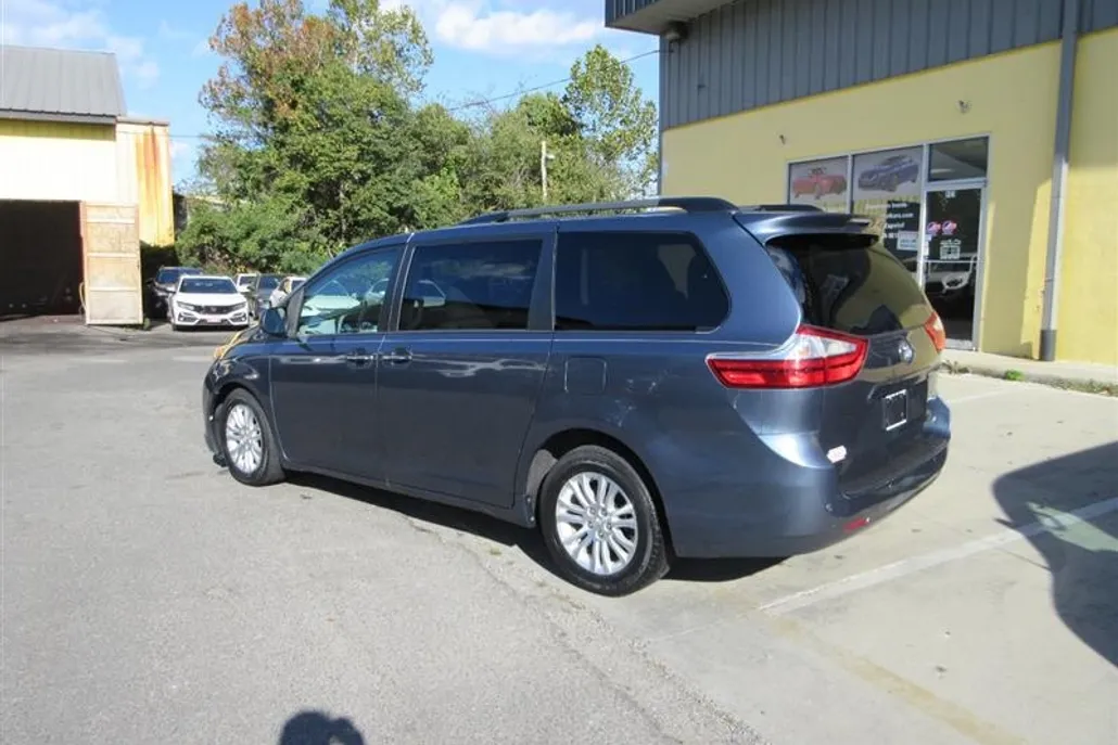 2015 Toyota Sienna XLE photo 1