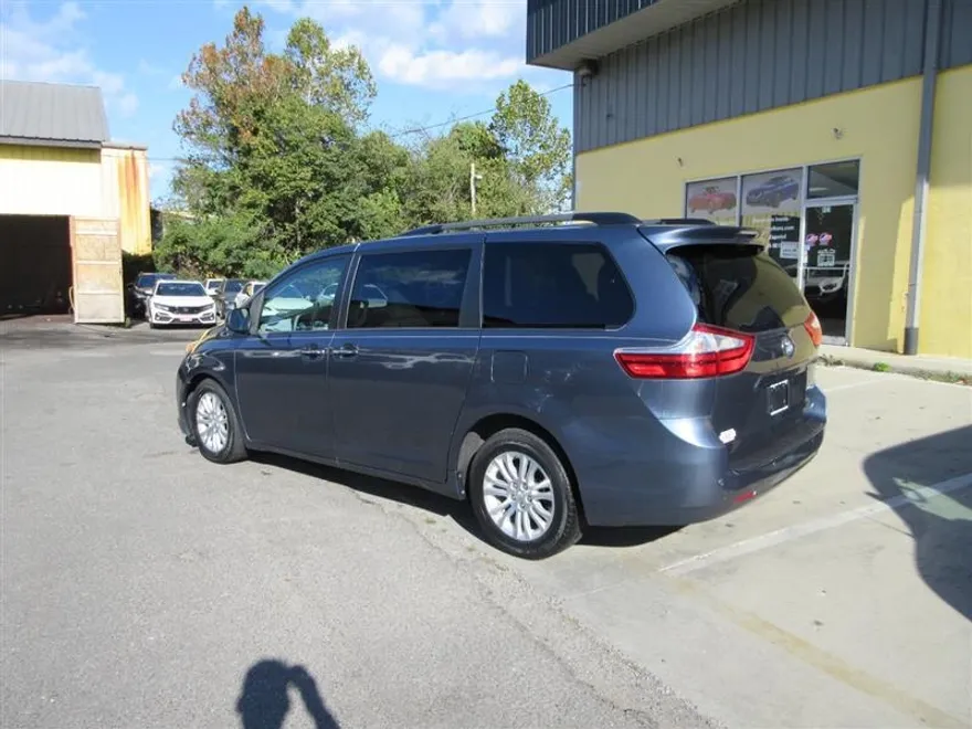 2015 Toyota Sienna XLE photo 1