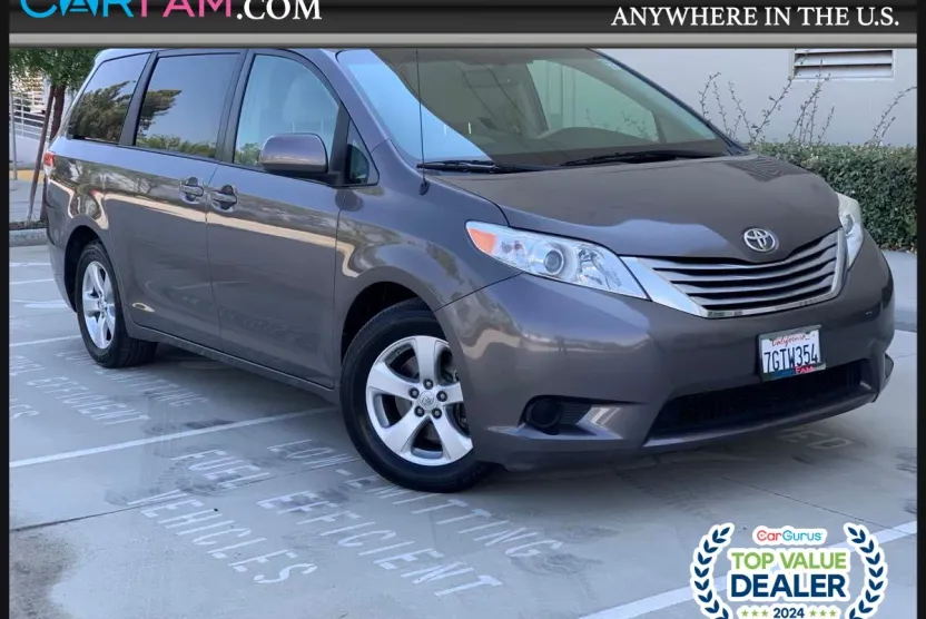 2014 Toyota Sienna LE photo 1