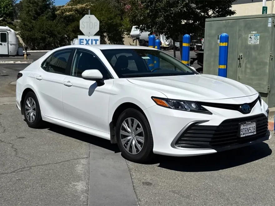 2023 Toyota Camry Hybrid LE photo 1