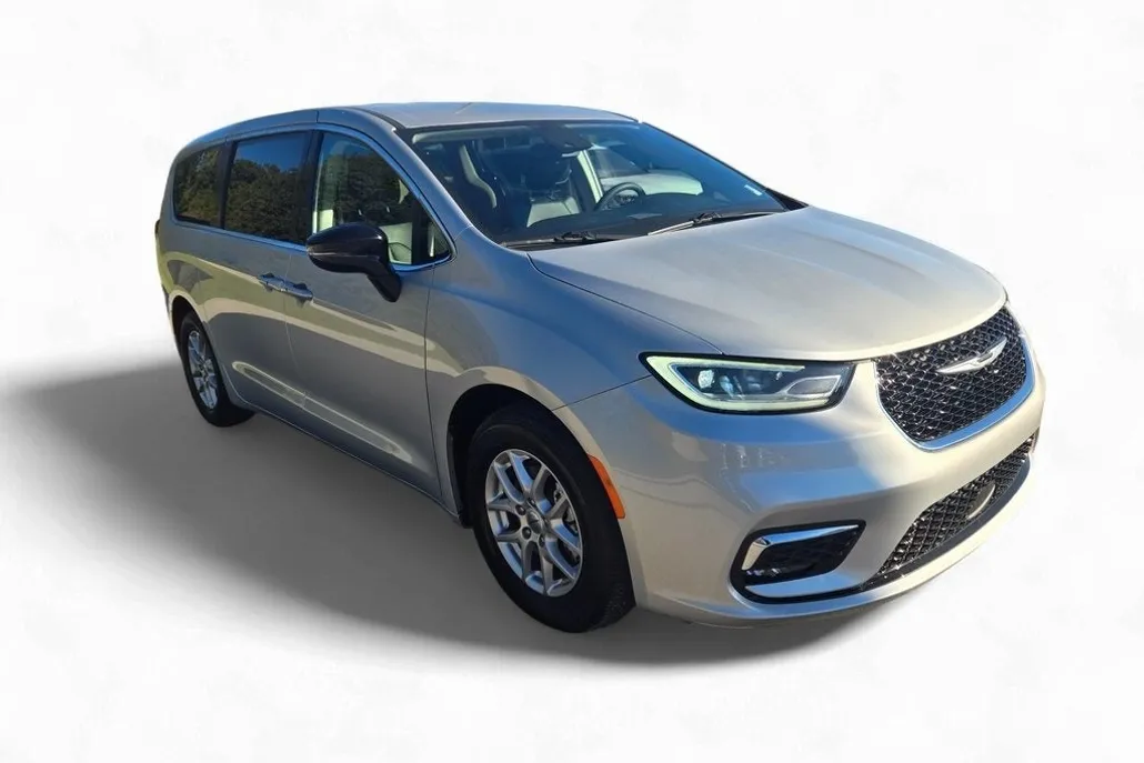 2024 Chrysler Pacifica Touring L photo 1