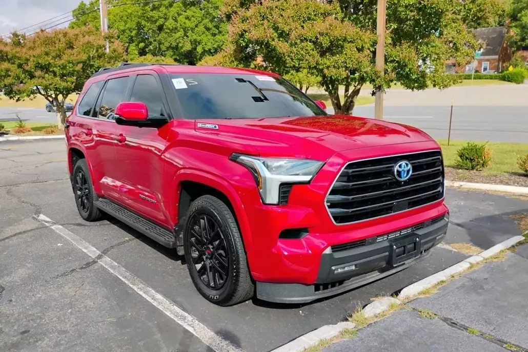 2024 Toyota Sequoia SR5 photo 1